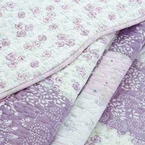 img 3 attached to 🌸 Набор постельных принадлежностей Cozy Line Home Fashions Lilac Love - легкий, пурпурный орхидейно-лавандовый квилт с цветочным реалистичным пэчворком, изготовленный из 100% хлопка, с обратимым покрывалом для кроватей размером Queen - идеальное одеяло для девочек и женщин (3 предмета в наборе)