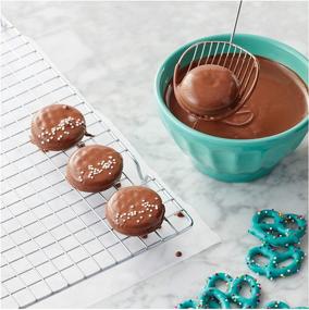 img 2 attached to 🍫 Легкая ложка для обмакивания конфетных масс от Wilton: Добавьте пикантности в свои кондитерские угощения!