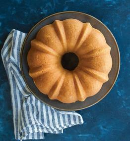 img 2 attached to 🥮 Форма Nordic Ware Bundt Pan: 12-купеческое блюдо Navy Delight для искусного запекания.