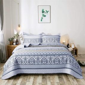 img 3 attached to 🛏️ KASENTEX Комплект одеяла Country-Chic с принтом, предварительно выстиранного - одеяло из микрофибры с квилтовым узором: многоцветный синий C, королевский размер + 2 наволочки - отлично подходит для уютных и стильных спален!