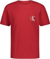 👕 универсальная и модная: футболка calvin klein для мальчиков с карманом на короткий рукав и логотипом. логотип