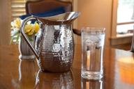 🍶 artisan 2-quart stainless steel serving pitcher: elegantly textured with hammered finish logo