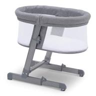 детский овальный кровать-манеж simmons kids oval city sleeper bedside bassinet - переносная детская кроватка с регулируемой высотой, колесами и сетчатой спинкой для воздухообмена - серый твид. логотип