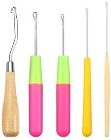 img 1 attached to Универсальный и удобный набор из 5 изогнутых крючков для вязания, включающий деревянные и пластиковые крючки.