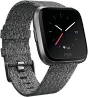 умные часы fitbit versa special edition: угольный, плетёный, один размер, в комплекте ремешки s и l - идеальный спутник для занятий фитнесом. логотип