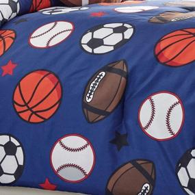 img 1 attached to 🛏️ Комплект постельного белья WPM Kids Collection в размере односпального комплекта - 4 предмета в синем цвете со простыней, наволочкой и мячом - футбол, бейсбол, баскетбол - веселый дизайн спортивной тематики - тематика футбола - одеяло для односпальной кровати