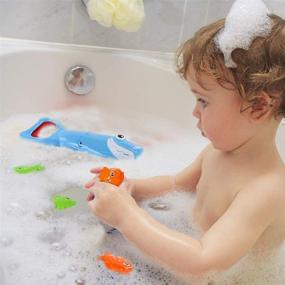img 1 attached to Веселые и безопасные акульи игрушки для ванны для детей: BALOBOO 2021 улучшенный акульий захватчик с укусом и 4 игрушечными рыбками включены - идеальные ванные игрушки для мальчиков и девочек от 3 до 8 лет.