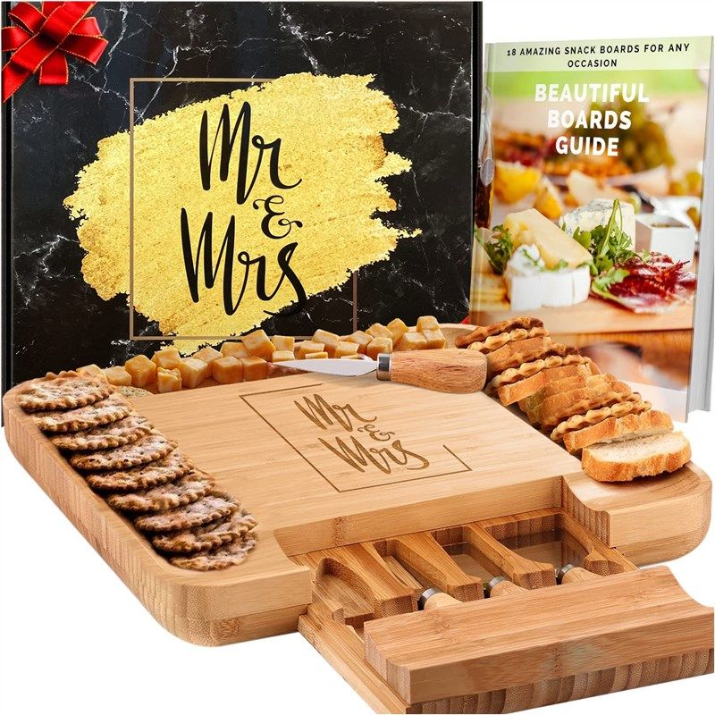 deluxy mr mrs cheese board 로고