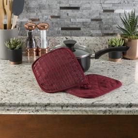 img 3 attached to 🧡Набор стежаных прихваток с термостойким силиконовым захватом - Lavish Home (бордовый) - набор из 2шт