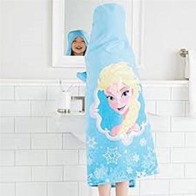 img 2 attached to 👑 Полотенце-пеленка с капюшоном Disney Frozen Elsa - идеально подходит для бассейна, ванны или пляжа - от Disney