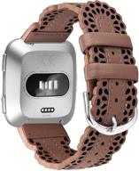 👡 кожаные ремешки crocsee top grain для умных часов fitbit versa/versa 2/versa lite & se - приталенные ремешки из дышащей кружевной кожи для женщин, коричневые. логотип