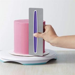 img 2 attached to 🎂 Кресло для выпечки тортов Wilton: достигайте идеально ровных тортов легко!