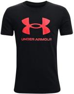 футболка under armour sportstyle с коротким рукавом - обязательное активное одежда для мальчиков. логотип