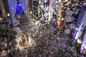 img 2 attached to Ultimate Confetti: Биоразлагаемые белые бумажные конфетти для свадеб, мероприятий, клубов и конфетти машин - Медленно падает и идеально подходит для празднования