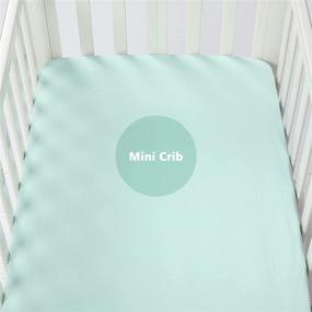 img 2 attached to 🛏️ TILLYOU Набор тянущихся джерси-трикотажных простыней для матраса Pack and Play - мягкое облегающее покрывало для переносной мини-кроватки, игрового дворика и детского манежа - постельное белье для детского дворика для мальчиков и девочек - 2 штуки в светло-зеленом и светло-сером цвете