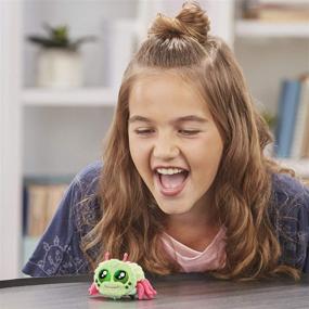 img 2 attached to 🕷️ Hasbro Йеллис! Фризз: Голосом активированный паучий питомец для детей от 5 лет и старше - веселая и интерактивная игрушка