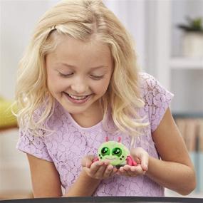 img 1 attached to 🕷️ Hasbro Йеллис! Фризз: Голосом активированный паучий питомец для детей от 5 лет и старше - веселая и интерактивная игрушка