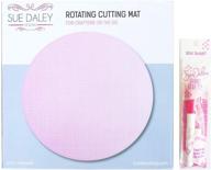🎀 sue daley designs 10-дюймовый набор вращающегося режущего коврика в розовом цвете с клеевым ручкой для ткани логотип