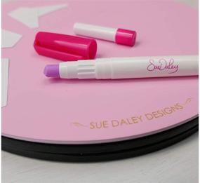 img 1 attached to 🎀 Sue Daley Designs 10-дюймовый набор вращающегося режущего коврика в розовом цвете с клеевым ручкой для ткани