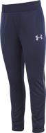 стильная и удобная детская одежда для мальчиков из коллекции under armour pennant tapered charcoal - идеально подходит для активных детей! логотип