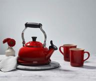 🍒 le creuset черешневый чайник: яркий эмалированная сталь 1.7 л с пищалкой. логотип