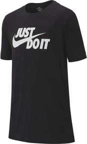 img 4 attached to 👕 Динамичная одежда для мальчиков: Футболка Nike Sportswear Graphic короткий рукав придает стиль и функциональность.