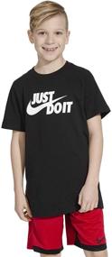 img 2 attached to 👕 Динамичная одежда для мальчиков: Футболка Nike Sportswear Graphic короткий рукав придает стиль и функциональность.