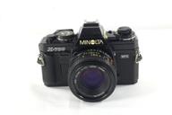 📷 винтажная пленочная камера minolta x-700 в комплекте с объективом 50 мм f/1.7 с ручной фокусировкой логотип