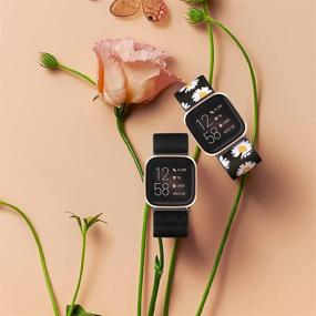 img 1 attached to 🌼 GEAK Эластичные ремешки для Fitbit Versa 2 / Versa - 2 шт. регулируемый нейлоновый запасной ремешок для женщин / мужчин - черный / рисунок с ромашками