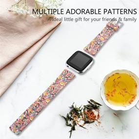 img 1 attached to 🌸 Полосы с неизменным рисунком Maledan для Fitbit Versa 2/Versa Lite SE/Versa - стильные цветочные ремешки для женщин и мужчин