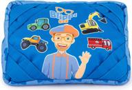 jay franco blippi trucks: маленькая подушка для планшета - мягкая опора для отдыха (официальный продукт blippi) логотип