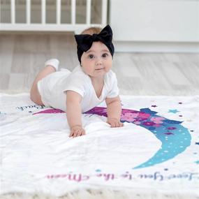 img 2 attached to 👶 Кемина плед для месячных фотографий младенцев для девочек и мальчиков - плед для месячных фотографий младенцев для девочек и мальчиков, идеальный подарок для бэби-шауэр и декора детской комнаты - включает венок, ободок - 50x40 дюймов.