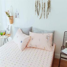 img 3 attached to 🛏️ Супермягкое одеяло для кровати Cinnamoroll с резинкой для королевского размера - антикомкость, с глубокими карманами, комфортное одеяло из 100% хлопка с рисунком в розовом цвете (1 штука, размер Queen)