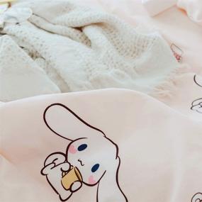 img 1 attached to 🛏️ Супермягкое одеяло для кровати Cinnamoroll с резинкой для королевского размера - антикомкость, с глубокими карманами, комфортное одеяло из 100% хлопка с рисунком в розовом цвете (1 штука, размер Queen)