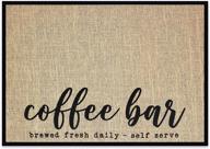 свежесваренный ежедневный барный коврик mungo coffee - декор для кофейной станции - аксессуары для декора кофе - коврик для самообслуживания кофе - бурлаповый подставка с тканевой подкладкой - 20”x14” логотип