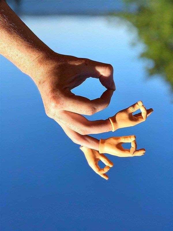 daily portable llc hands circle 로고