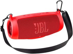 img 4 attached to JBL Charge 5 Силиконовый чехол - Портативная Bluetooth-колонка. Водонепроницаемый чехол для путешествий, защитный чехол с ремнем через плечо и карабином - Красный.