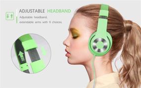 img 1 attached to 🎧 AUSDOM Легкие наушники HiFi с проводным подключением над ушами с встроенным микрофоном, комфортными кожаными наушниками, шумоизоляцией, регулируемым глубоким басом для iPhone, iPod, iPad, Macbook, MP3, смартфонов, ноутбуков - Зеленые.