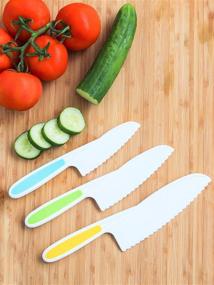 img 3 attached to 🔪 Tovla Jr. Набор нейлоновых кухонных ножей для детей: 3 шт. детских кулинарных ножа различных размеров и цветов, зубчатые лезвия, ножи без содержания Бисфенола-А (цвета варьируются для каждого ножа по размеру)
