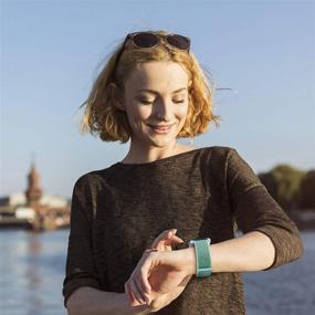 img 1 attached to 🌈 Премиум Нейлоновый набор петель для Fitbit Versa 2, Versa Lite и Versa - мягкие, регулируемые и дышащие запасные ремни для женщин и мужчин (черный песок, зеленый, синий)