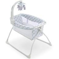 🛏️ delta children deluxe activity sleeper bedside bassinet - складная переносная детская кроватка с колыбельным механизмом для новорожденных в рисунке "windmill", 31,69х26,77х22,44 дюйма (набор из 1) логотип