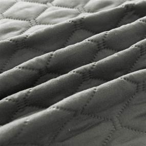 img 1 attached to 🛏️ Премиум обратимый ультразвуковой 3-х частный комплект покрывала полного/королевского размера с наволочками - Легкое одеяло/покрывало/покрывало для кровати - Серый (92"х88")