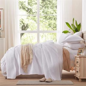 img 1 attached to 🛏️ NexHome Белый комплект кроватного покрывала King Size: Мягкое реверсивное одеяло для всех времен года - глубокий покрывало в зигзагообразным узором, 3шт (включает 1 одеяло и 2 наволочки)