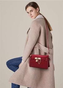 img 3 attached to Дизайнерские подписные сумки и кошельки: переноска сумочка на запястье для женщин