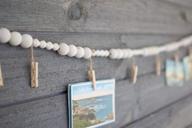 📷 off-white wood bead garland with clothes pin photo/card holders - kalalou cgl4037, one size логотип