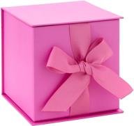 розовая лента и картонный наполнитель маленькой подарочной коробки с крышкой от hallmark: лёгкое прикосновение элегантности и заботы для ваших близких логотип