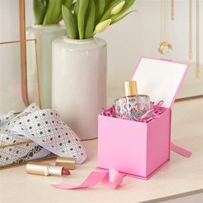 img 3 attached to Розовая лента и картонный наполнитель маленькой подарочной коробки с крышкой от Hallmark: Лёгкое прикосновение элегантности и заботы для ваших близких