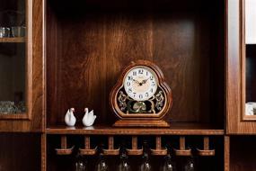 img 2 attached to 🕰️ Винтажные часы на стол Beesealy: 10 дюймов, бесшумные и стильные, идеально подходят для декора гостиной с арабскими цифрами и четким дисплеем.