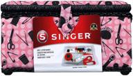 стильная корзина для шитья singer 07276 с полным набором аксессуаров для шитья в розово-черном цвете. логотип