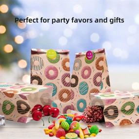 img 2 attached to 🍩 Цветные ручной работы бумажные пакеты для пончиков с улыбающимися наклейками - 12 пакетов пряников для праздников, чаепитий и праздников в розовом цвете.